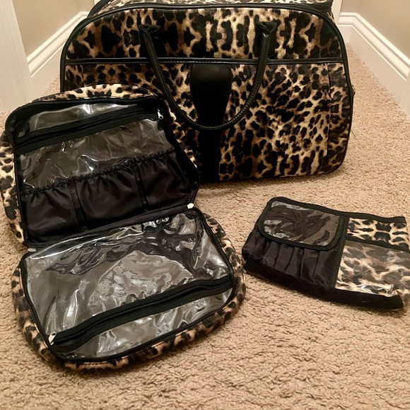 Stunning Leopard Luggage set, wheeled weekender bag, with 2 makeup bags, - Picture 7 of 8